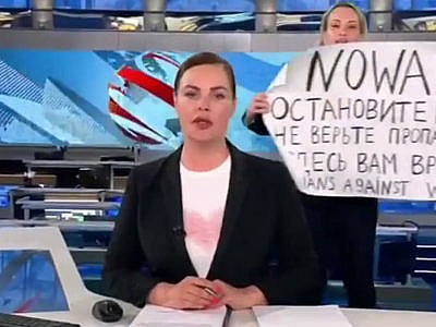 В прямой эфир российского ТВ ворвалась девушка с антивоенным плакатом