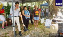 Аборигены Австралии посетили российское консульство и подарили консулу шкуру кенгуру