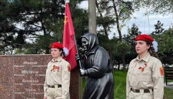 Sculpture 'Grandmother with a red flag' in Mariupol