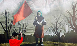 Бабушка с красным флагом проклинает Россию