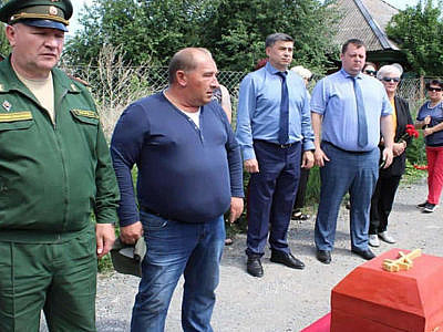 МО России выдает тела погибших в компактных гробах
