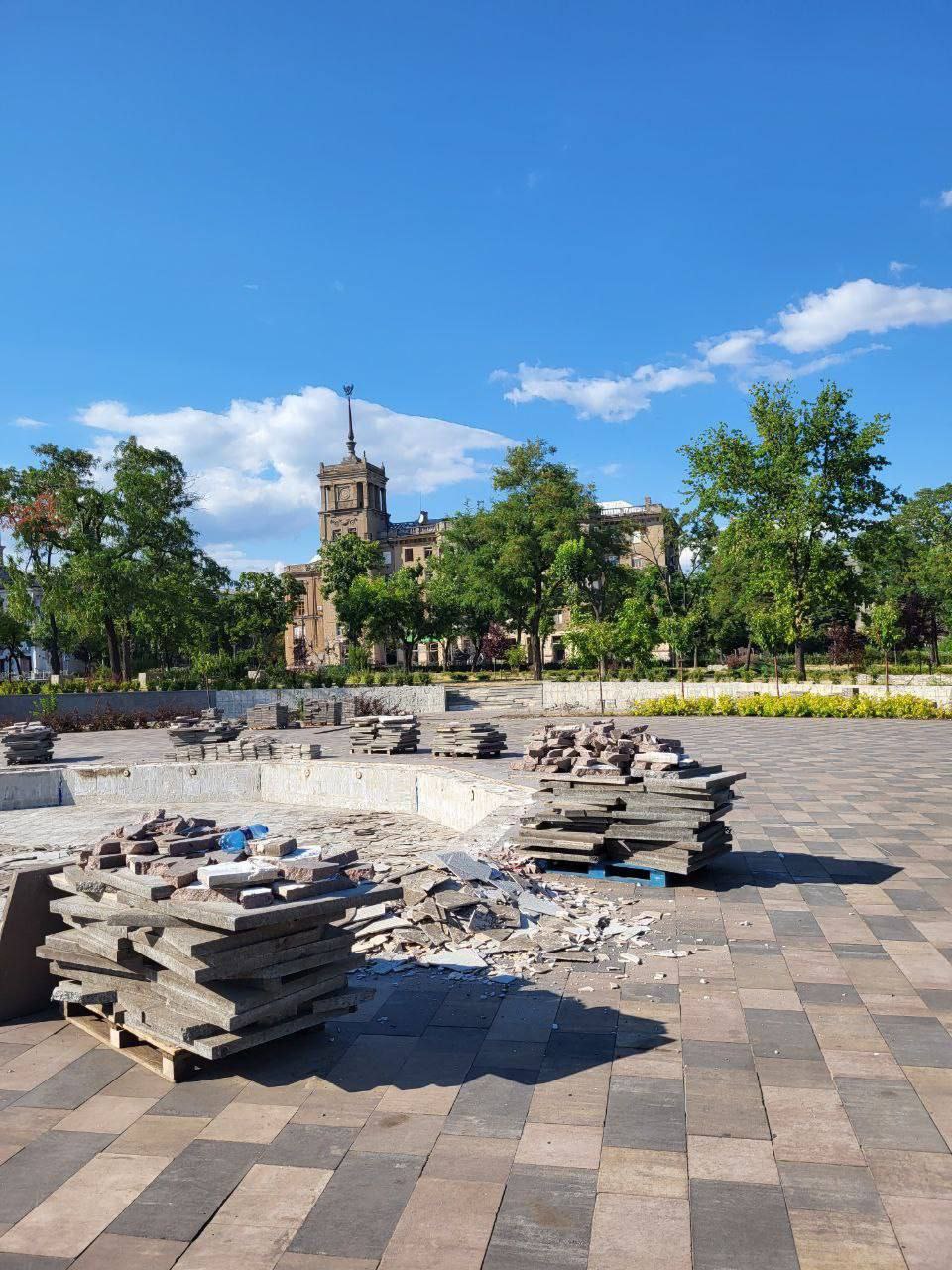 Fountain stolen in Mariupol