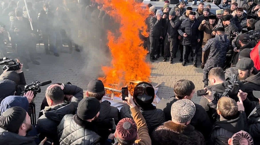 At a rally in Grozny, participants burned portraits of the Yangulbayev family