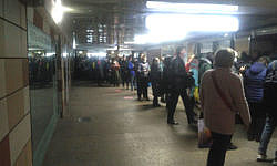 Введение пропусков в Москве вызвало очереди в метро