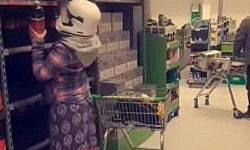 Женщина в шлеме имперского штурмовика покупает продукты в магазине