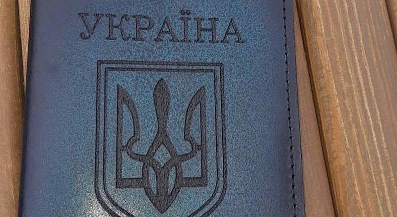 Инвалида избили в полиции изза обложки паспорта с гербом Украины