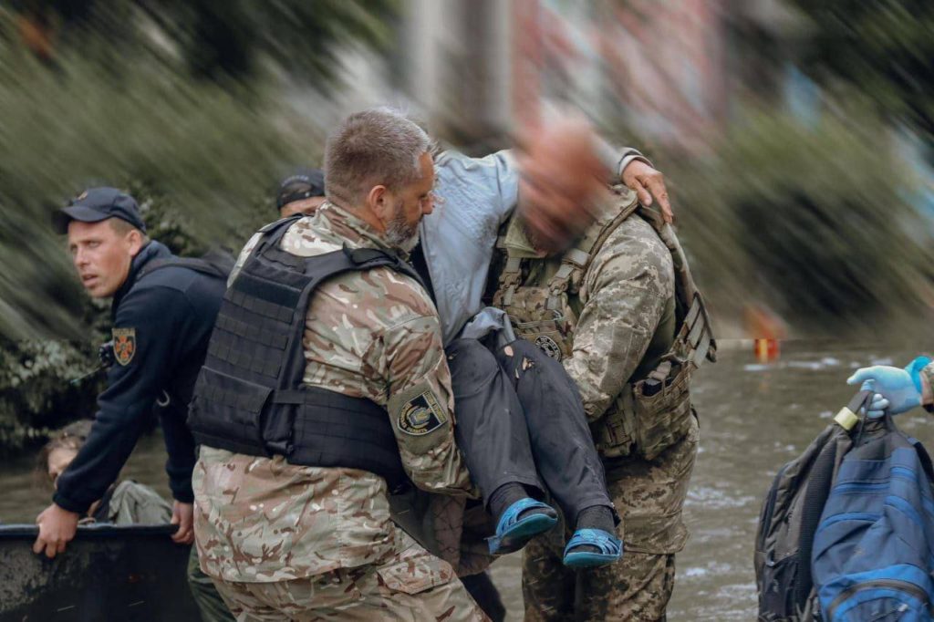 Последствия обстрела украинских спасателей