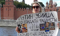 Marina Ovsyannikova picketed the Kremlin walls