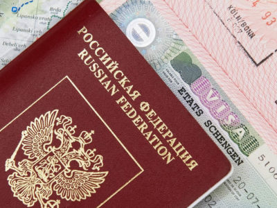 У российских госслужащих отбирают загранпаспорта