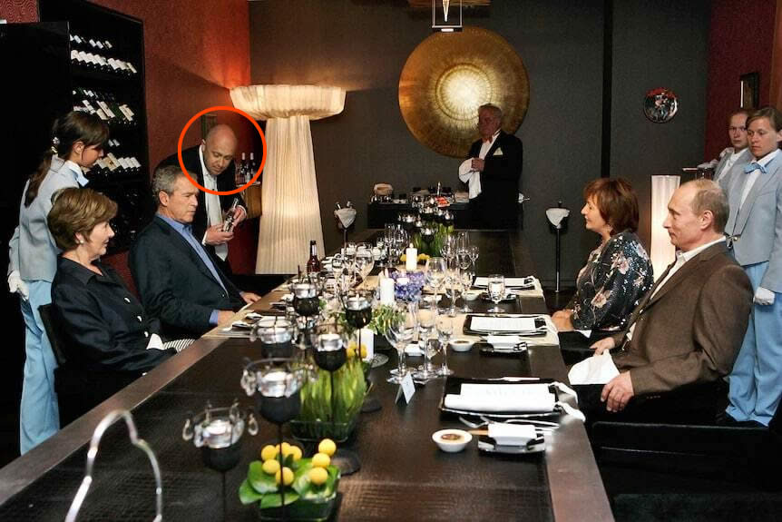 Prigozhin serves George W. Bush and Putin in a restaurant.