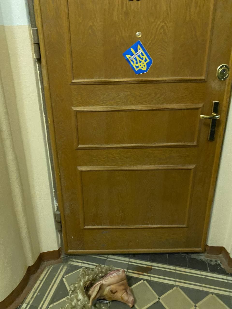 Свиная голова у двери квартиры Алексея Венедиктова