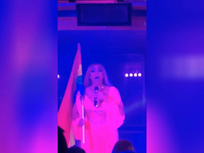 Транссексуал спел гимн России под радужным флагом