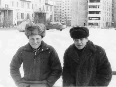 Мужчины позируют на лавочке зимой. Москва, 80-е