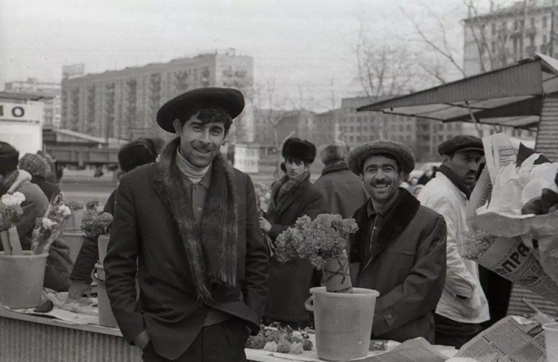 Caucasians sell flowers Moscow VDNH 80s