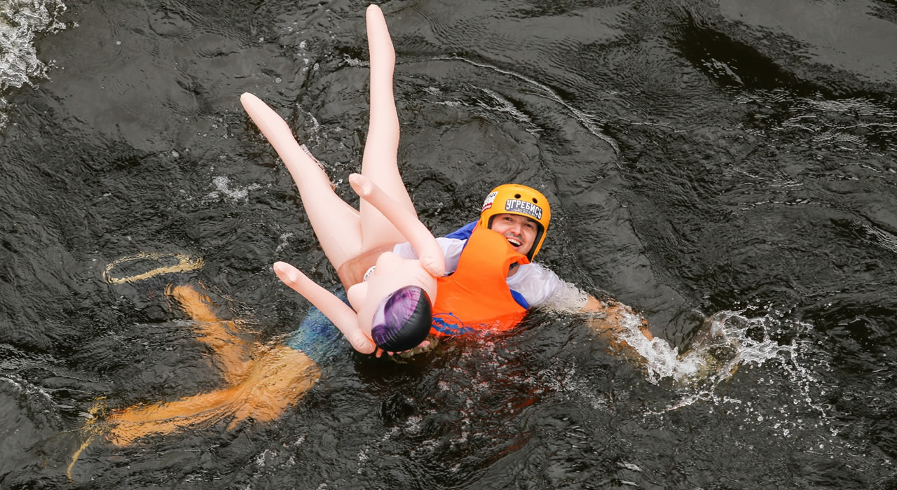 Соревнования по плаванию на надувных женщинах